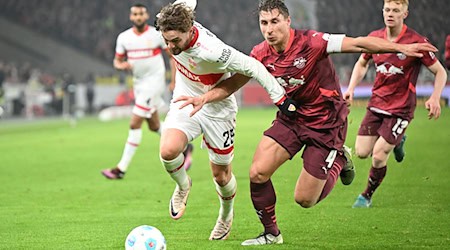 Contested match: Stuttgart's Jacob Bruun Larsen (l.) in a duel with Leipzig's Willi Orban / Photo: Bernd Weißbrod/dpa