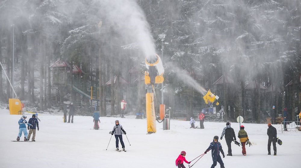 Skiing on the Altenberg adventure mountain. Snow cannons help the winter along here / Photo: Robert Michael/dpa