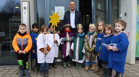 Die Sternsinger m it Landrat Ralf Hänsel. Foto: Landratsamt Meißen