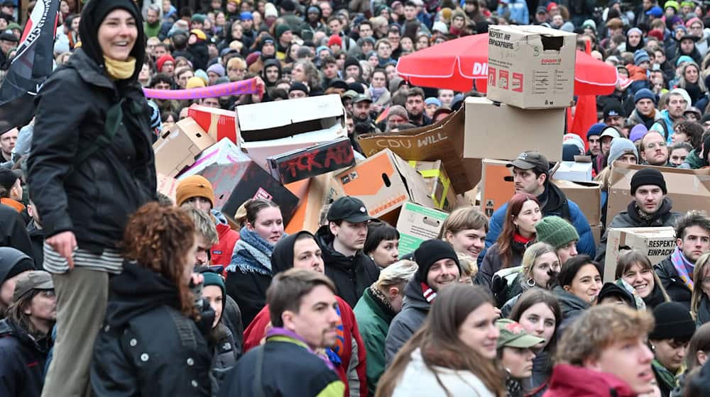 Mehrere Tausend Menschen haben in Leipzig gegen die Unionspläne zur Migration demonstriert. / Foto: Hendrik Schmidt/dpa