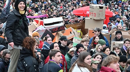 Mehrere Tausend Menschen haben in Leipzig gegen die Unionspläne zur Migration demonstriert. / Foto: Hendrik Schmidt/dpa