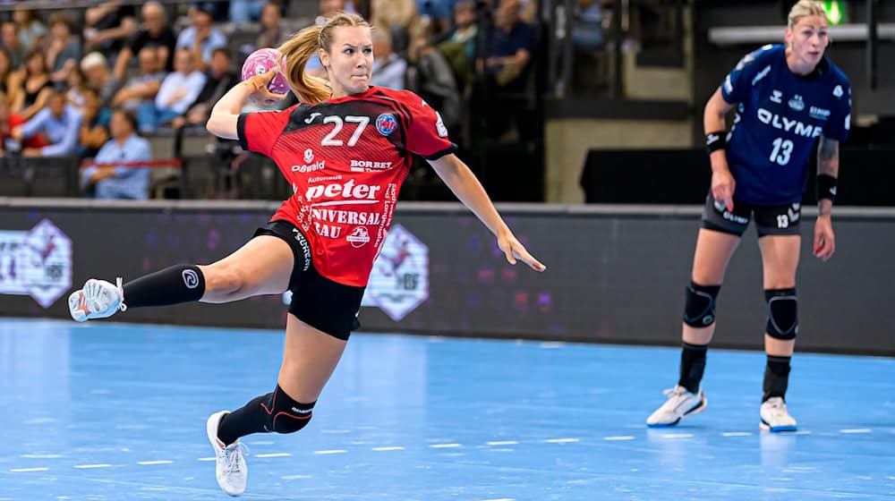 Žanu šansu pola eks-towarstwa: Kerstin Kündig a zwjazkowa liga-mjetarki durinskeho HC načolnu hru pola HB Ludwigsburg jasnje njezhubichu.  / Foto: Marco Wolf/dpa