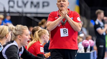 Die Handballerinnen des Thüringer HC brachten gegen Metzingen auch ihren Trainer Herbert Müller ins Schwitzen. / Foto: Marco Wolf/dpa