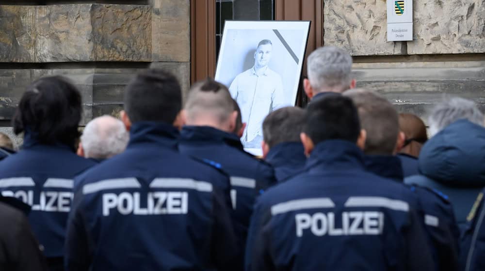 Für den im Einsatz getöteten Polizisten aus Sachsen ist eine Trauerfeier und ein Trauermarsch geplant. (Archivbild). / Foto: Robert Michael/dpa