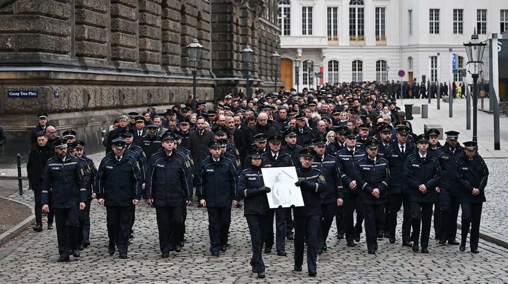 Der Polizist bekommt von seinen Kollegen ein letztes Geleit. / Foto: Robert Michael/dpa