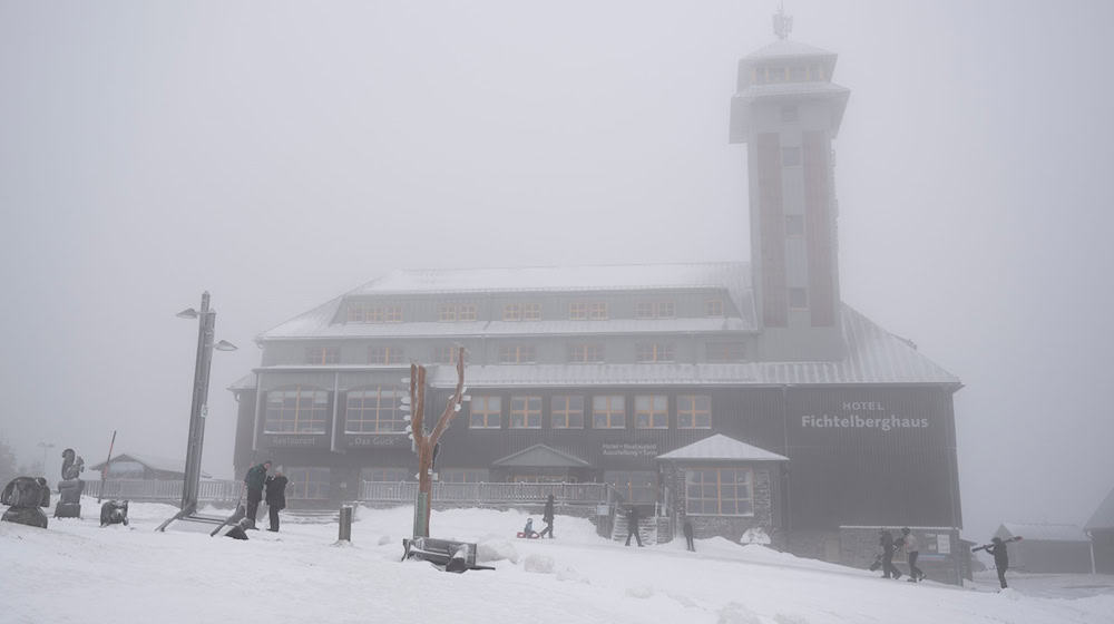 Mit Schnee, Wolken und gelegentlich auch Sonne zeigt sich der Winter am Wochenende in Sachsen wechselhaft. Auf dem Fichtelberg werden schwere Sturmböen erwartet. (Symbolbild)  / Foto: Sebastian Kahnert/dpa