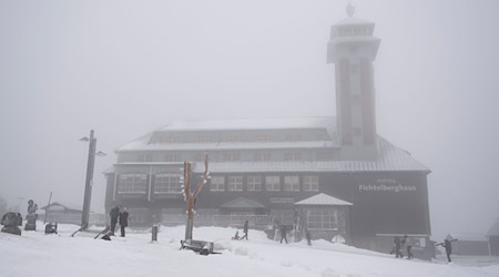 Mit Schnee, Wolken und gelegentlich auch Sonne zeigt sich der Winter am Wochenende in Sachsen wechselhaft. Auf dem Fichtelberg werden schwere Sturmböen erwartet. (Symbolbild)  / Foto: Sebastian Kahnert/dpa