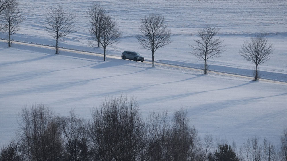 Der Deutsche Wetterdienst kündigt Schnee und Glätte in Sachsen an. (Symbolbild) / Foto: Sebastian Willnow/dpa