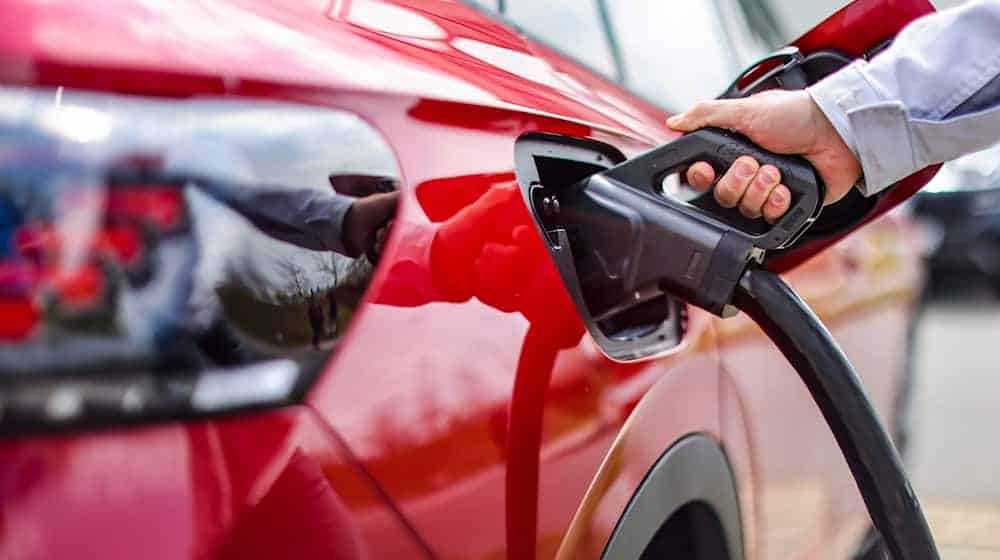 Sajonia matriculó más vehículos nuevos en 2024 que en años anteriores, pero apenas coches eléctricos. (Imagen simbólica) / Foto: Jan Woitas/dpa/dpa-tmn