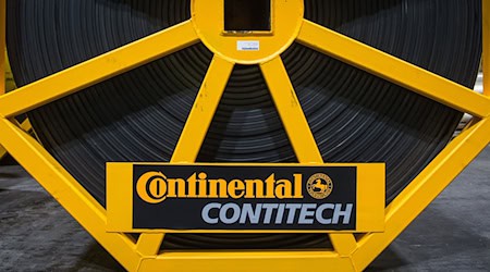 Continental plans to close several plants of its plastics technology division Contitech. / Photo: Ole Spata/dpa