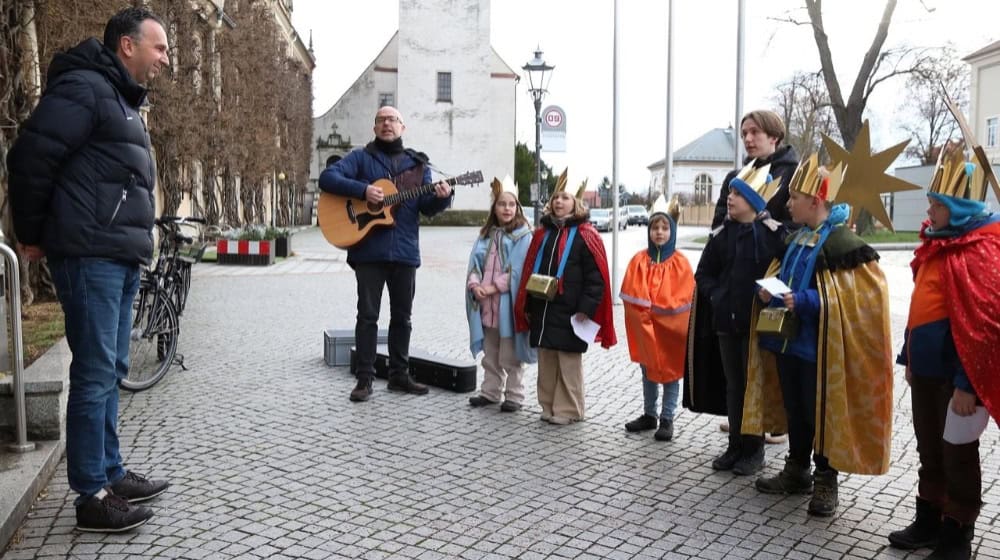 Riesa OB Müller empfängt die Sternsinger vorm Rathaus. Foto: Stadt Riesa/Päsler