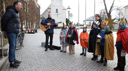 Riesa OB Müller empfängt die Sternsinger vorm Rathaus. Foto: Stadt Riesa/Päsler