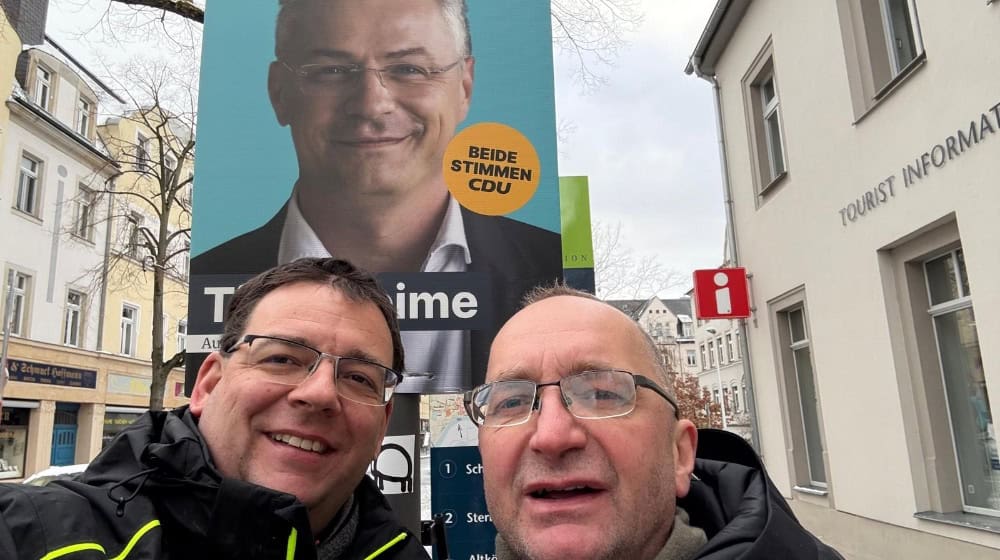 Silvio Kockentiedt (l.) und Sven Eppinger hängen Plakate für den CDU-Kandidaten auf. Foto: privat