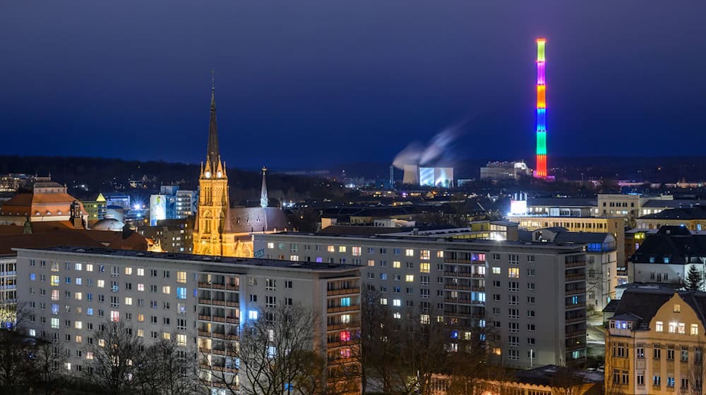 Pohlad přez centrum Kamjenicy k zawrjenemu 302 metrow wysokemu wuhenjej tepjenskeje milinarnje, kiž bu wot francoskeho wuměłca Daniela Burena wuhotowany. (Archivbild) / Foto: Hendrik Schmidt/dpa