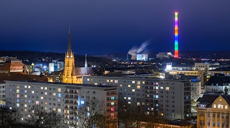 Blick über das Zentrum von Chemnitz zum stillgelegten 302 Meter hohen Schornstein des Heizkraftwerkes, der vom französischen Künstler Daniel Buren gestaltet wurde. (Archivbild)  / Foto: Hendrik Schmidt/dpa