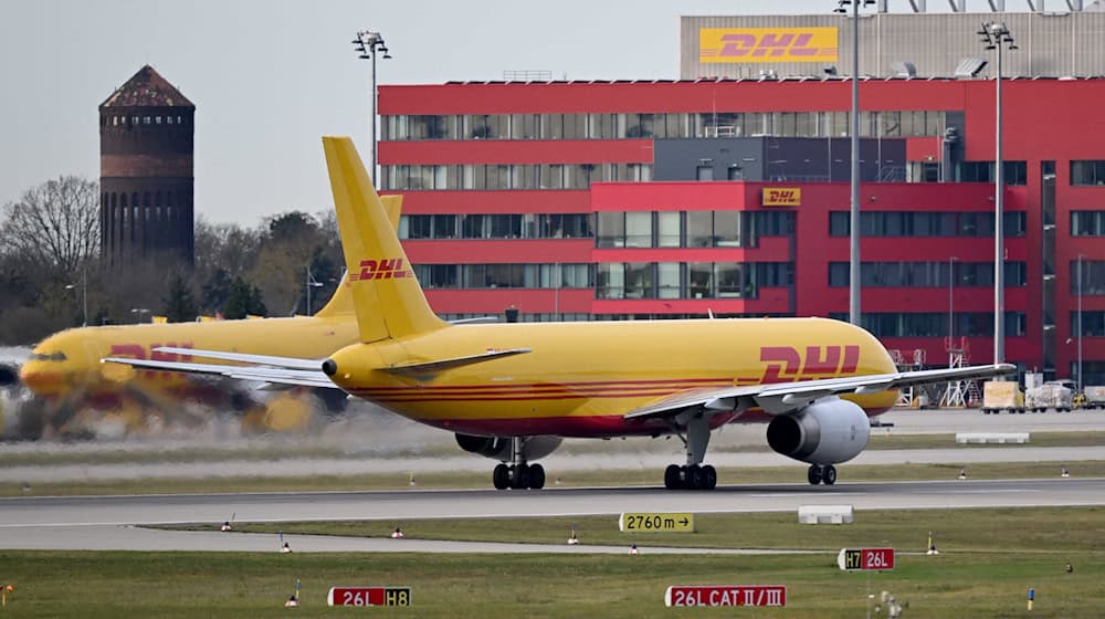 Gegen die Planungen zum Flughafen-Ausbau sind zehn Klagen anhängig (Archivbild) / Foto: Hendrik Schmidt/dpa