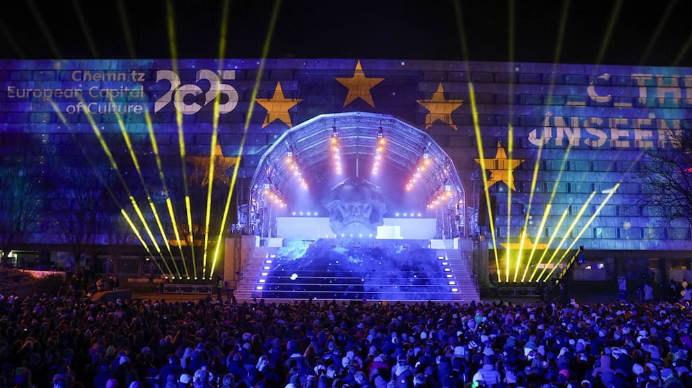 The Karl Marx Monument in Chemnitz was transformed into a large stage for the opening show. / Photo: Jan Woitas/dpa