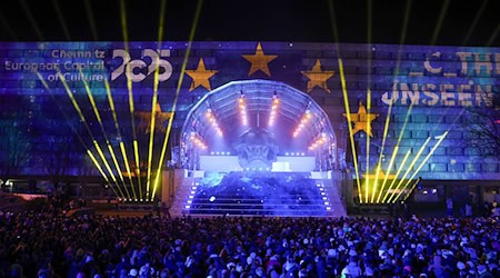 The Karl Marx Monument in Chemnitz was transformed into a large stage for the opening show. / Photo: Jan Woitas/dpa