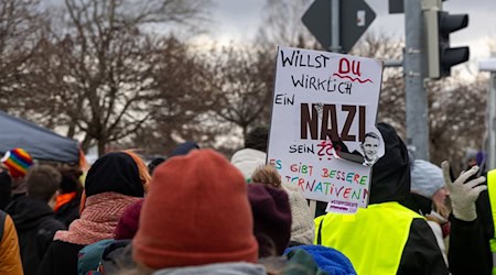 Zum AfD-Parteitag werden umfangreiche Proteste erwartet. Der zentrale Platz der Gegenkundgebung füllt sich.  / Foto: Daniel Wagner/dpa