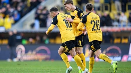  Jakob Lemmer (i) celebra con Dominik Kother (d) y Jan-Hendrik Marx su gol del 1-2 / Foto: Robert Michael/dpa/ZB