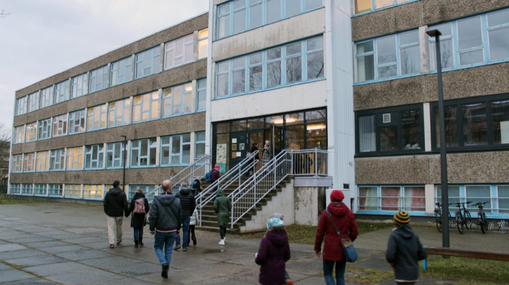 Pupils at Dresden University School have been studying in an old GDR building since 2019 and in an additional container building since 2022. Capacities are once again overstretched. Photo: Jeremy Göhler for Dresden University School