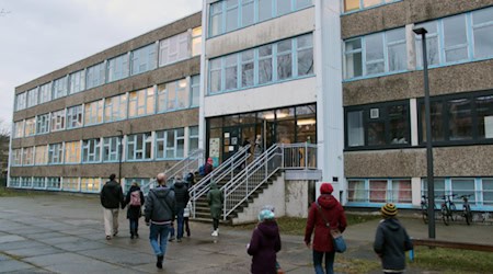 Many people enter the GDR school building of the Dresden University School via a staircase.