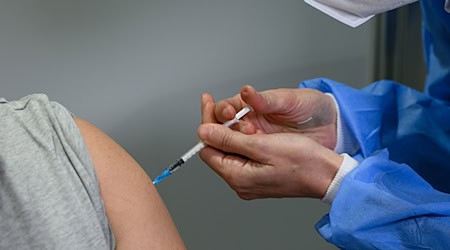 Around 7.8 million coronavirus vaccinations were administered in Saxony. This resulted in 30 recognized vaccine injuries (archive image). / Photo: Robert Michael/dpa-Zentralbild/dpa