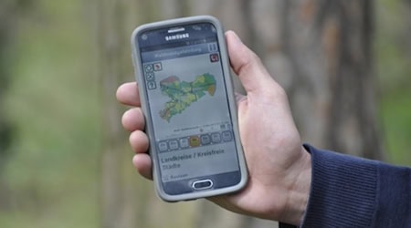 Alle Informationen zur aktuellen Waldbrandgefahr und dem richtigen Verhalten bietet schnell, unkompliziert und kostenlos die mobile App »Waldbrandgefahr Sachsen« von Sachsenforst. Foto: Sachsenforst