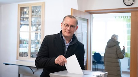 AfD-Chef Tino Chrupalla holt zum dritten Mal in Folge das Görlitzer Direktmandat bei der Bundestagswahl. / Foto: Sebastian Kahnert/dpa