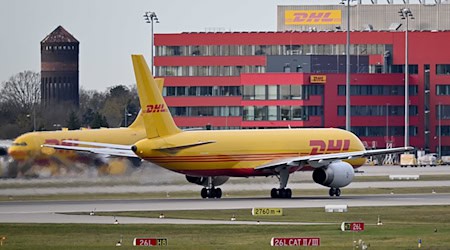 Gegen die Planungen zum Flughafen-Ausbau sind zehn Klagen anhängig (Archivbild) / Foto: Hendrik Schmidt/dpa