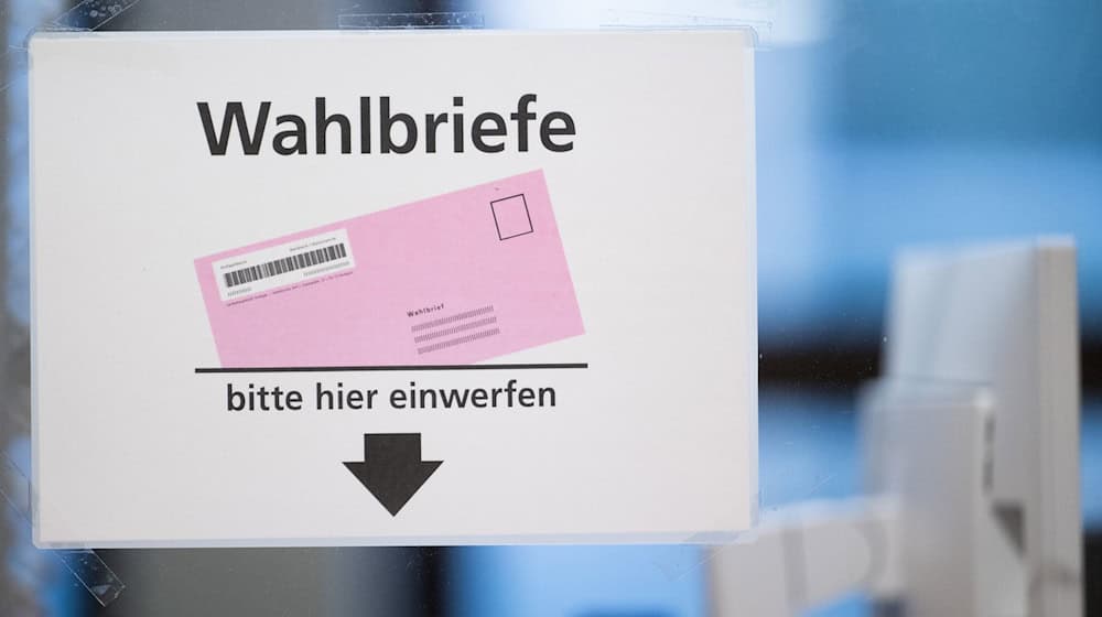 In Briefwahlbüros können Wahlberechtigte ihre Stimme bereits vor dem Wahltag direkt abgeben (Archivbild). / Foto: Marijan Murat/dpa