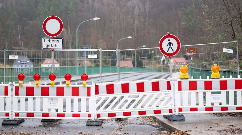 Die Elbbrücke in Bad Schandau ist seit dem 7. November aufgrund von Längsrissen im sogenannten Unterspannband gesperrt. / Foto: Sebastian Kahnert/dpa