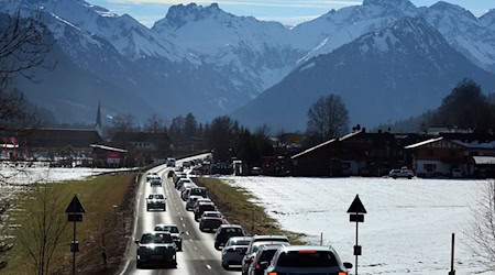 Según la ADAC, el riesgo de atascos es especialmente alto en el camino a las montañas. (Imagen de archivo) / Foto: Karl-Josef Hildenbrand/dpa