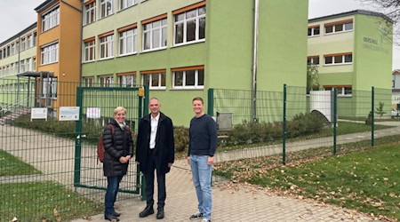 Hier war noch alles in Ordnung: Bürgermeisterin  Anita Maaß mit Landrat Ralf Hänsel und Marcel Grimmer von der Oberschule Lommatzsch vor dem Schulgebäude (v. l.) Bildquelle: Landratsamt Meißen