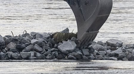 Una bomba de la Segunda Guerra Mundial descansa sobre la pala de una excavadora en el puente Carola de Dresde (foto de archivo) / Foto: Robert Michael/dpa