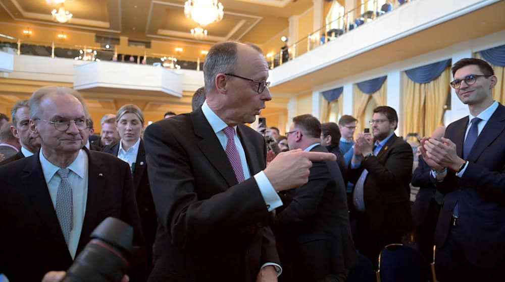 Friedrich Merz a Reiner Haseloff (l) w Halle. Něšto dnjow do wólbow zwjazkoweho sejma je CDU papjeru k swojim předstawam za wuchodnu Němsku předpołožiła. / Foto: Hendrik Schmidt/dpa