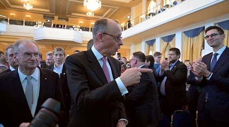 Friedrich Merz a Reiner Haseloff (l) w Halle. Něšto dnjow do wólbow zwjazkoweho sejma je CDU papjeru k swojim předstawam za wuchodnu Němsku předpołožiła. / Foto: Hendrik Schmidt/dpa