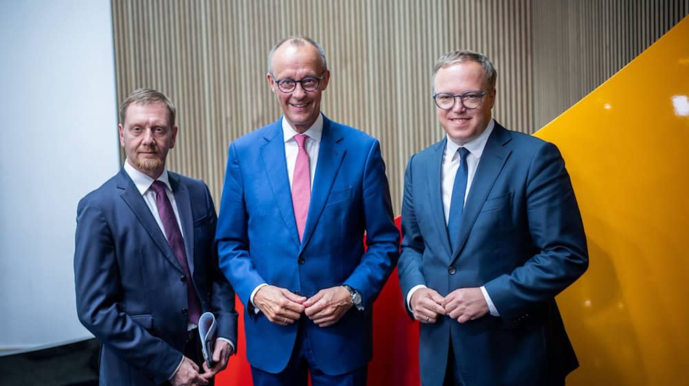 Sakski knježerstwowy šef Michael Kretschmer a Durinski ministerski prezident Mario Voigt (wobaj CDU) stajitaj so za kandidatom unije Friedrichom Merzom.  / Foto: Michael Kappeler/dpa