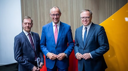 Sakski knježerstwowy šef Michael Kretschmer a Durinski ministerski prezident Mario Voigt (wobaj CDU) stajitaj so za kandidatom unije Friedrichom Merzom.  / Foto: Michael Kappeler/dpa