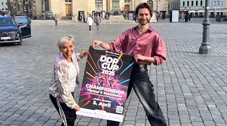 Dörte Freitag und Tony Schwadke vom DDProject e.V. präsentieren das Plakat des DDP-Cup 2025