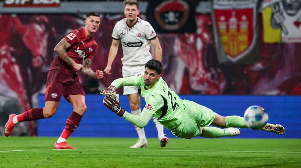 Benjamin Sesko trjechi k Lipšćanskemu wjednistwu přećiwo St. Pauli. / Foto: Jan Woitas/dpa