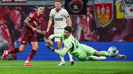 Benjamin Sesko trifft zur Leipziger Führung gegen St. Pauli. / Foto: Jan Woitas/dpa