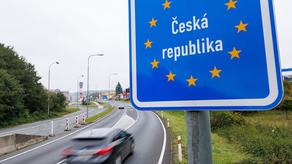 Ein Schild "Tschechische Republik" steht am deutsch-tschechischen Grenzübergang Furth im Wald – Ceska Kubice. (Symbolbild) / Foto: Daniel Karmann/dpa