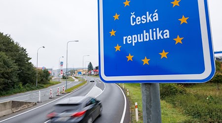 A "Czech Republic" sign at the German-Czech border crossing Furth im Wald - Ceska Kubice. (Symbolic image) / Photo: Daniel Karmann/dpa