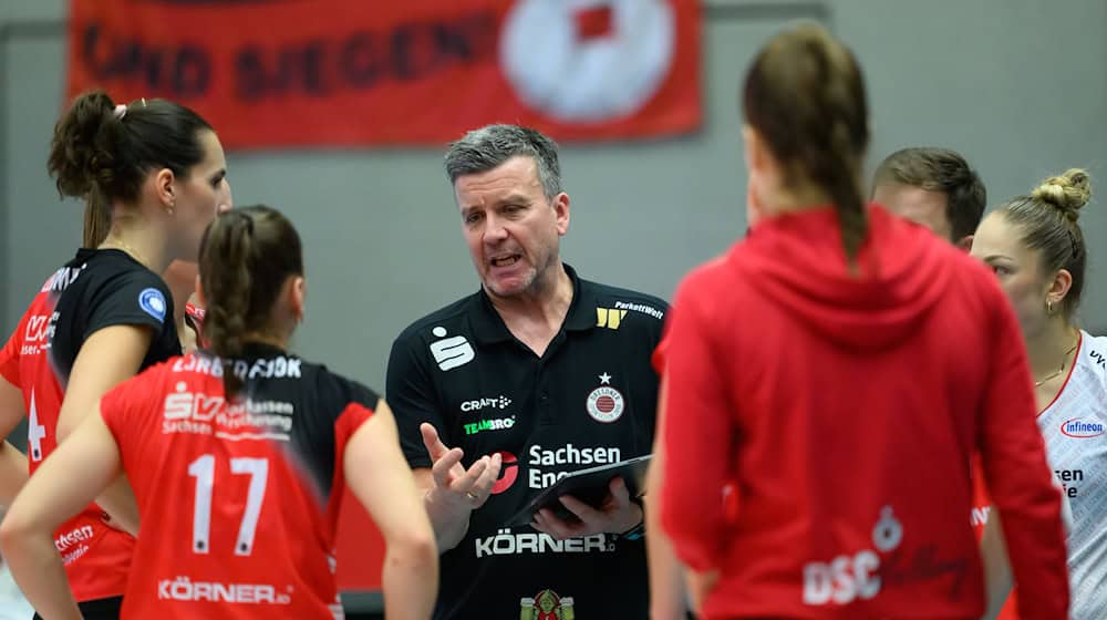 Dresden coach Alexander Waibl gives his team instructions / Photo: Robert Michael/dpa