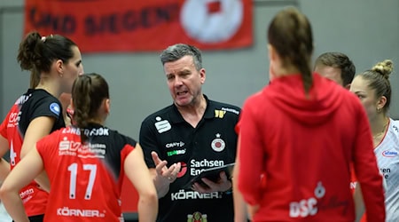 Dresden coach Alexander Waibl gives his team instructions / Photo: Robert Michael/dpa