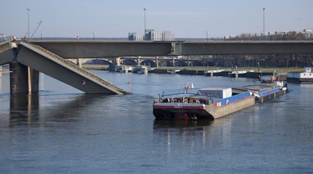 Passage under Dresden's Carola Bridge completely closed to ships. (archive picture) / Photo: Robert Michael/dpa