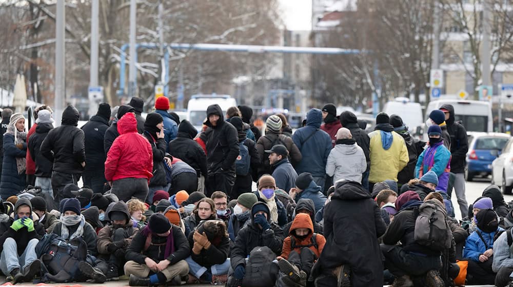 In Dresden haben die angekündigten Demonstrationen gegen Rechts begonnen. / Foto: Sebastian Kahnert/dpa