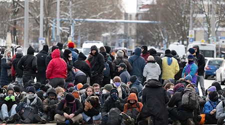 In Dresden haben die angekündigten Demonstrationen gegen Rechts begonnen. / Foto: Sebastian Kahnert/dpa