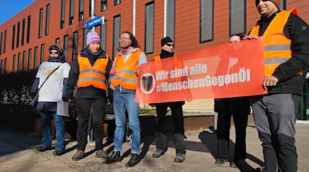 Zwei Klimaaktivisten sind wegen einer Farbattacke zu Geldstrafen verurteilt worden (Archivbild). / Foto: Mike Müller/-/dpa